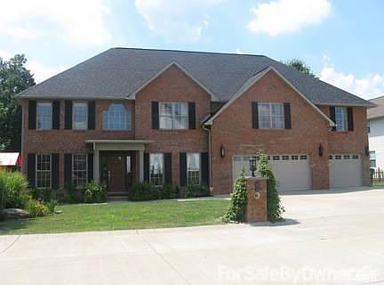 The Perfect Family House
						:
						4 bedrooms. Master and 2 bedrooms upstairs with 1 bedroom down.