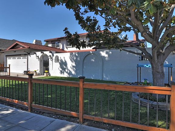 2nd image of 5027 Moorpark Ave