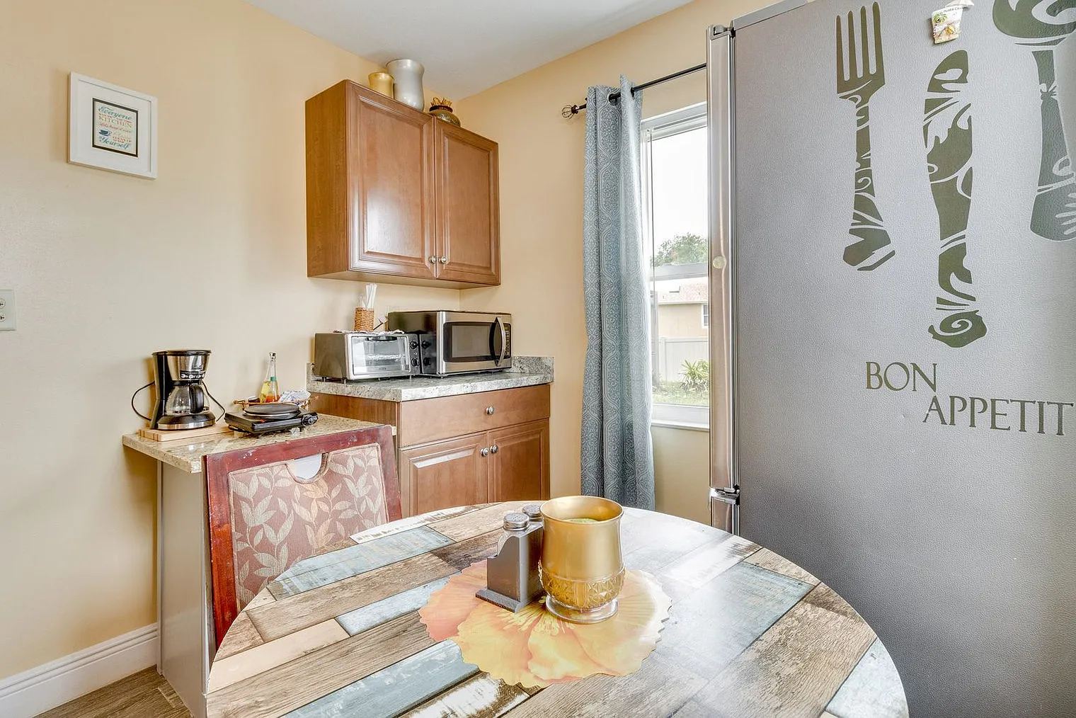 3 bed, 2.0 bath, 1216 sqft, $3,612 — Photo 3