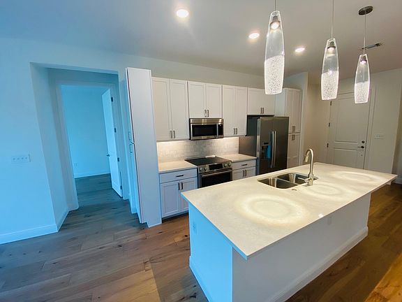 4th image of 644 3rd Ave S #303