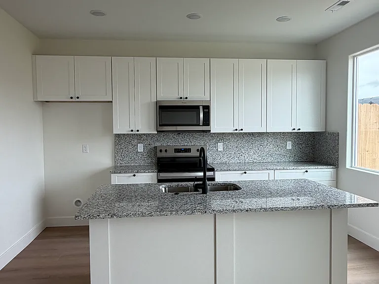707 E Briarbrook Ln — Photo 2