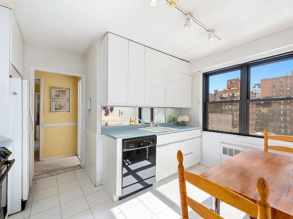 3rd image of 201 E 77th St APT 4D