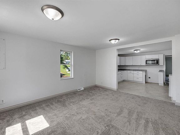3rd image of 906 Towle St