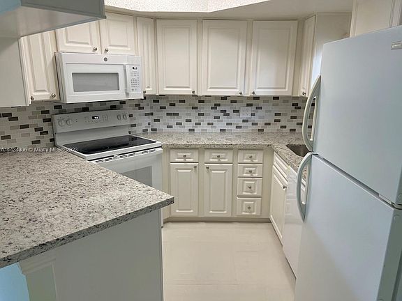 3rd image of 8205 Lake Dr #302