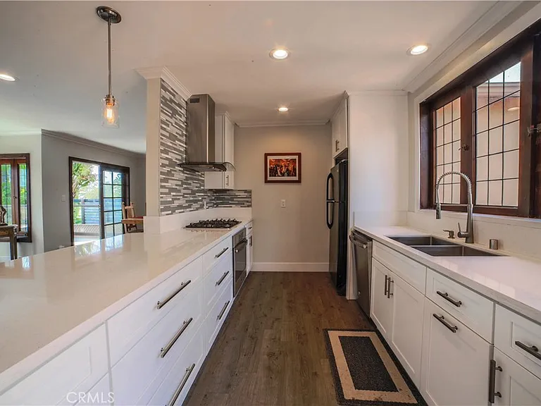 1601 Louise St — Photo 3