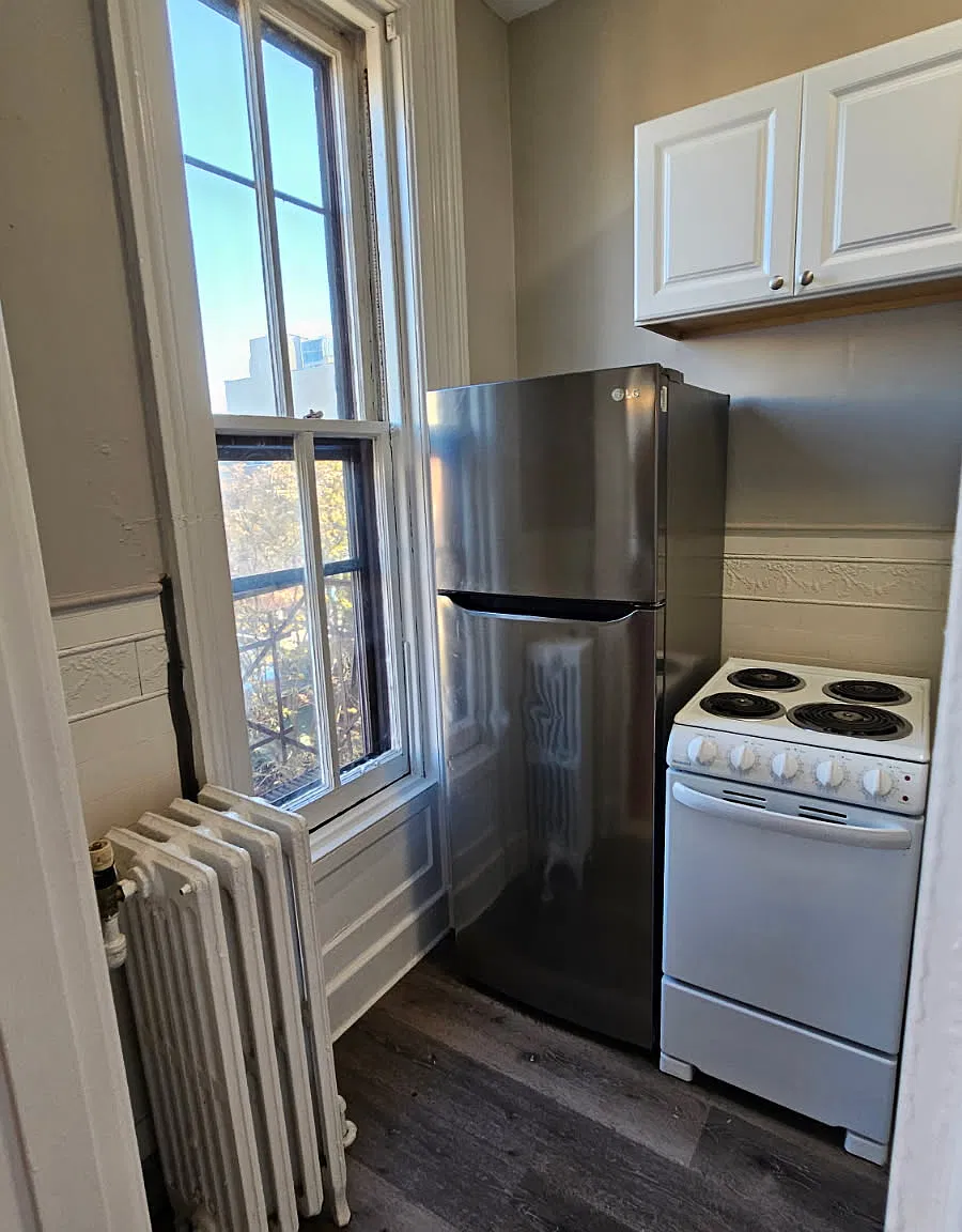 Studio, $1,000 — Photo 2