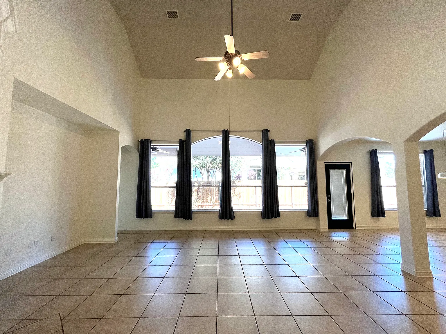 4 bed, 3.5 bath, 3665 sqft, $3,795 — Photo 4