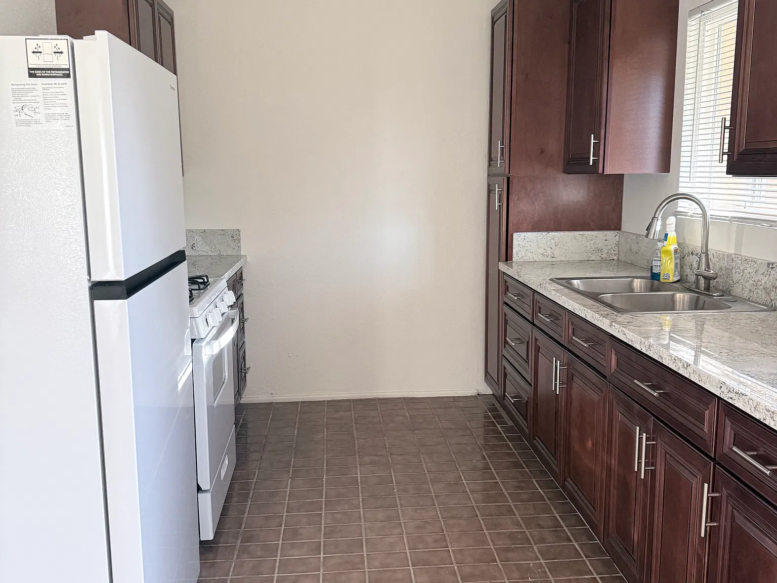 3 bed, 972 sqft, $1,900 — Photo 2