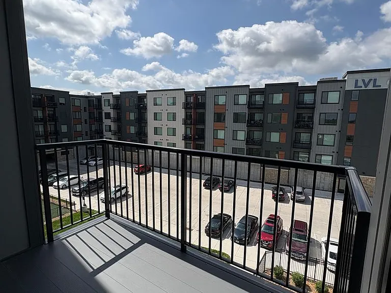 Level at Village Gardens — Photo 99