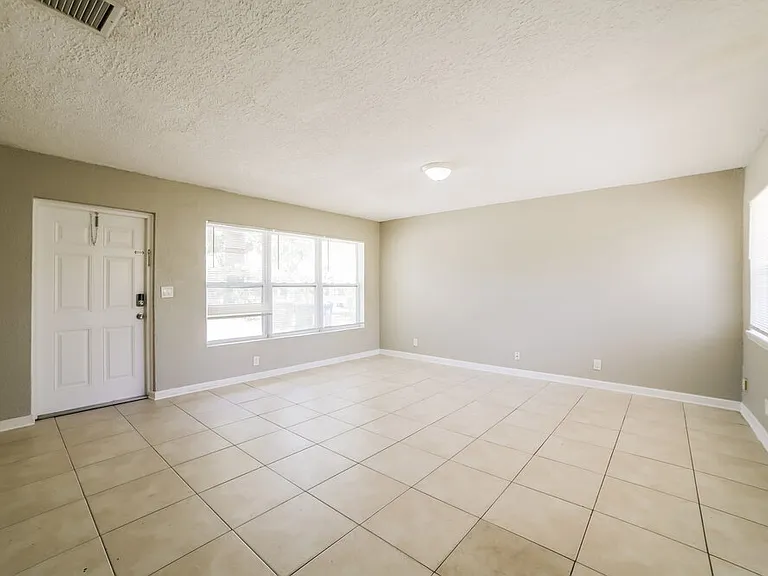 1522 NW 10th Ave — Photo 5