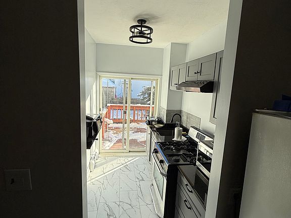 4th image of 248 Whitman St APT 1