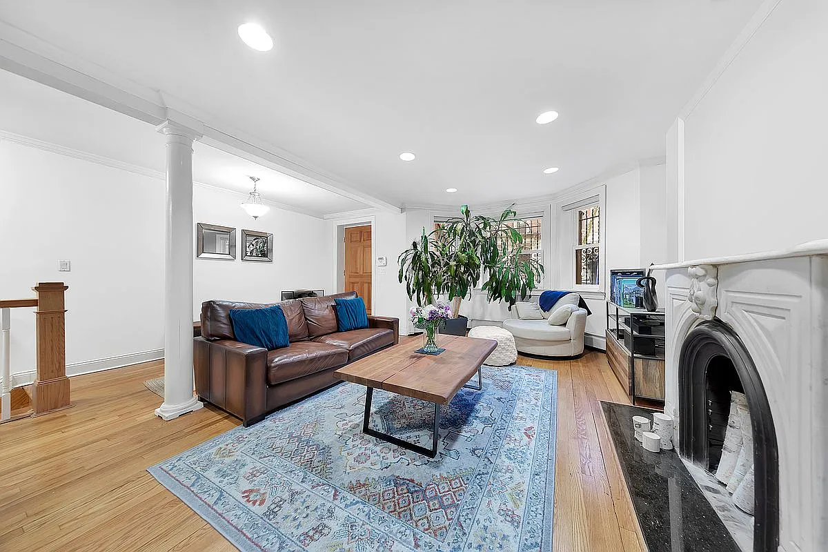 561 5th St APT 1 photo 1