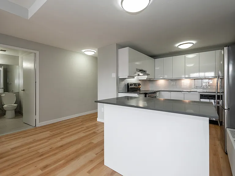 1161 Wellington St W — Photo 31