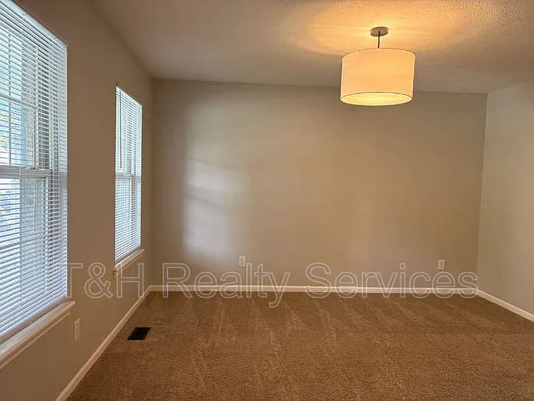6609 Smithfield Dr — Photo 4