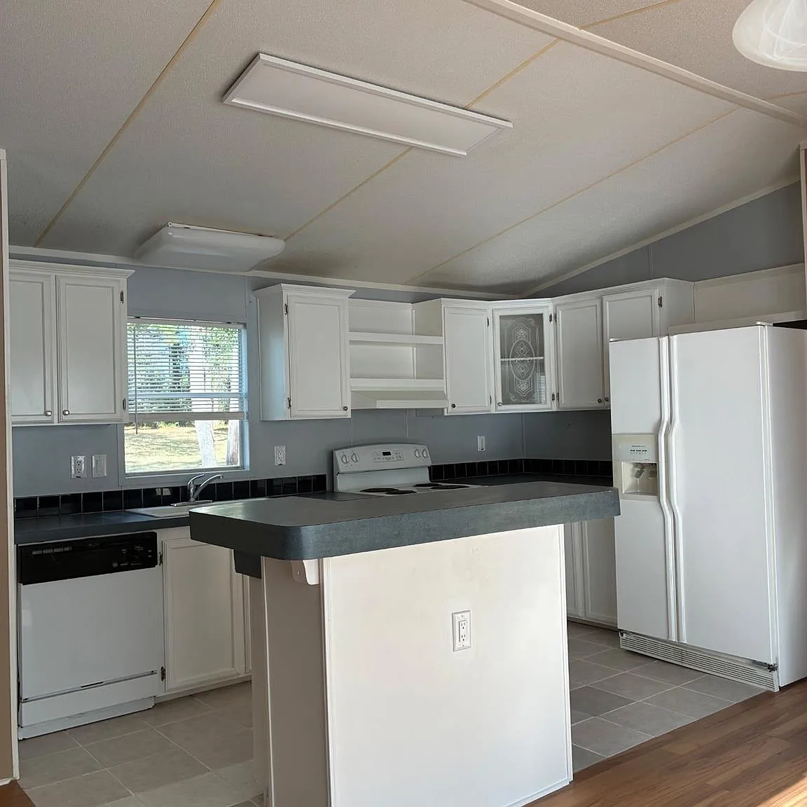 3 bed, 2.0 bath, 896 sqft, $1,500 — Photo 3