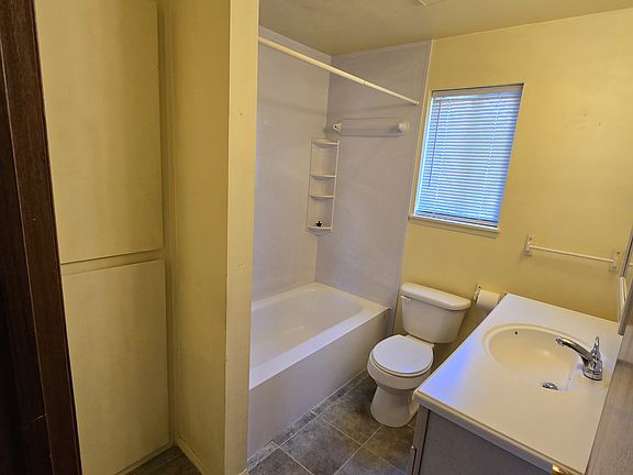 Main bathroom (tub/shower, toilet, sink)