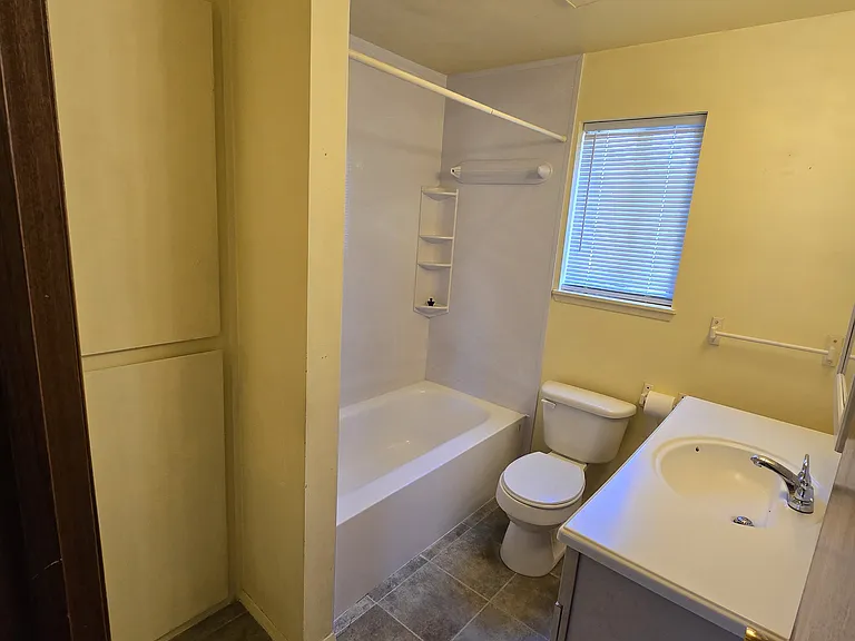 Main bathroom (tub/shower, toilet, sink)