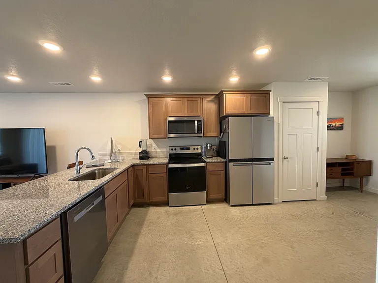 630 Tinley St — Photo 5