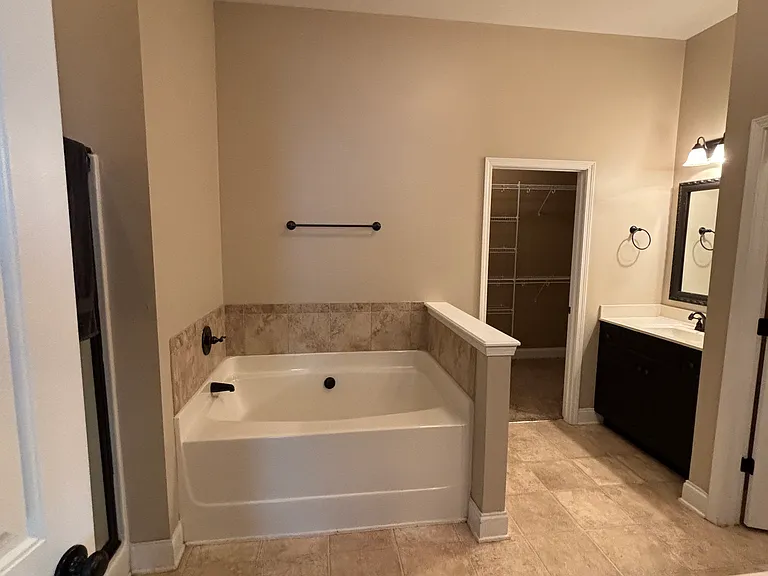 1201 Derby Ln — Photo 9