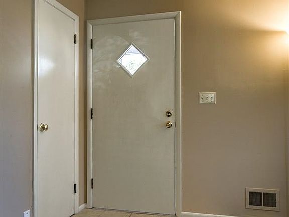 3rd image of 8802 Parker St