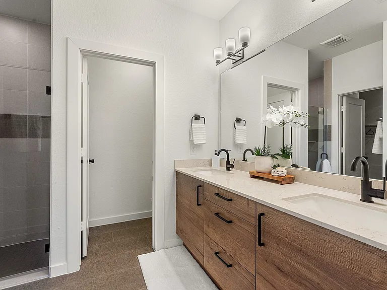 4A | 4 Bed / 2.5 Bath - Master Bathroom