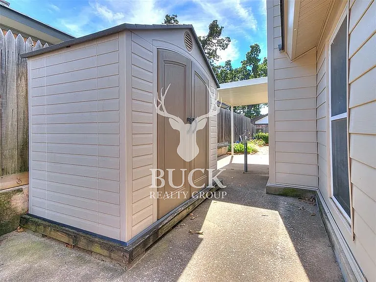 1628 Kavel Dr — Photo 33