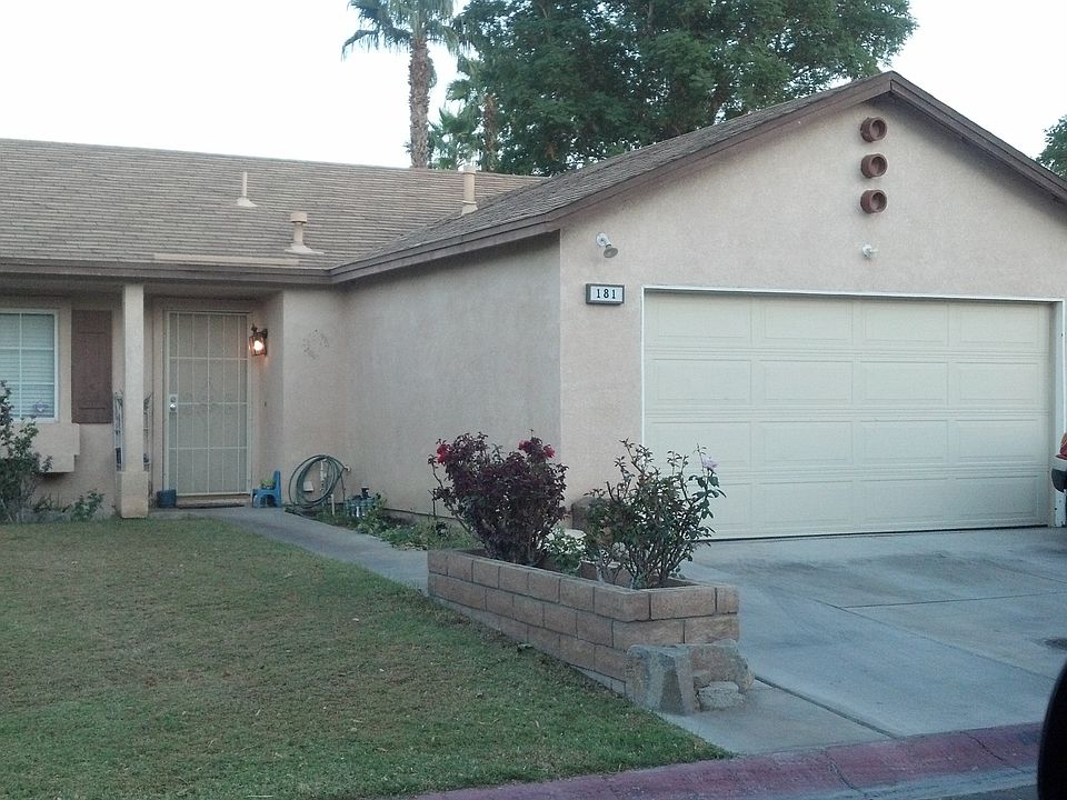 Spacious driveway!
