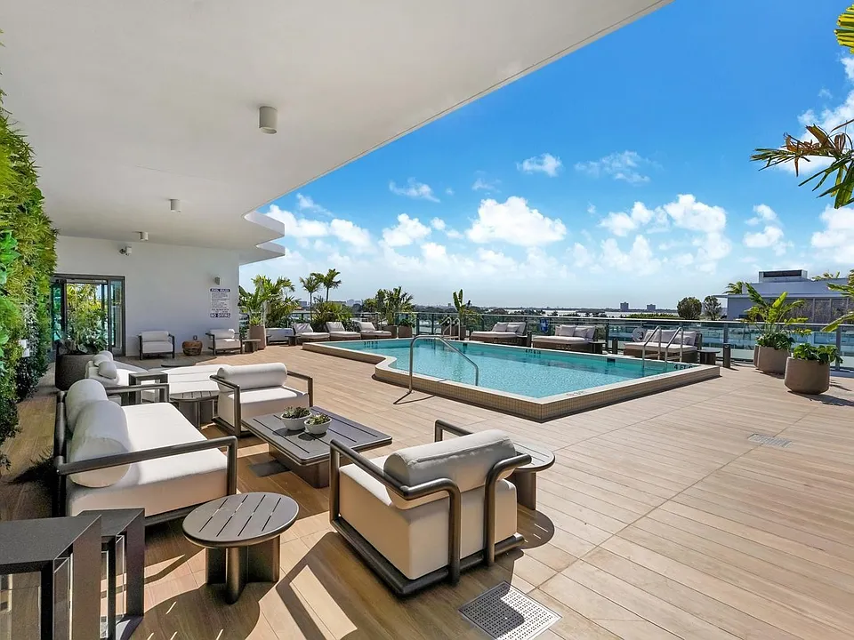 9901 W Bay Harbor Dr #401