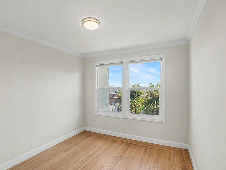 Renovated 3br W/ Dining Room. Views! Parking Avail., Free Laundry! — Photo 16