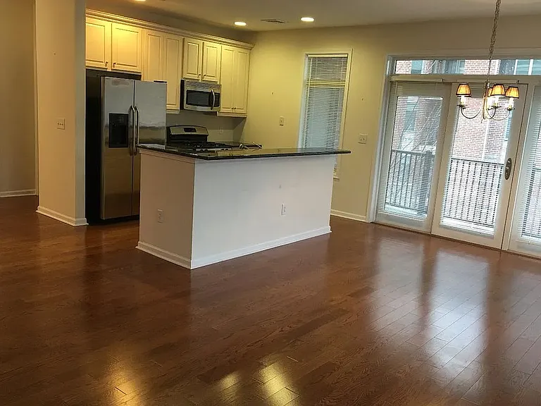 402 Carson Ter — Photo 10