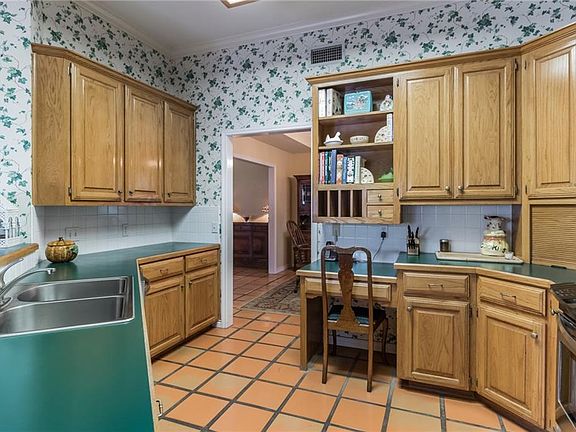 5th image of 301 Morningside Cir