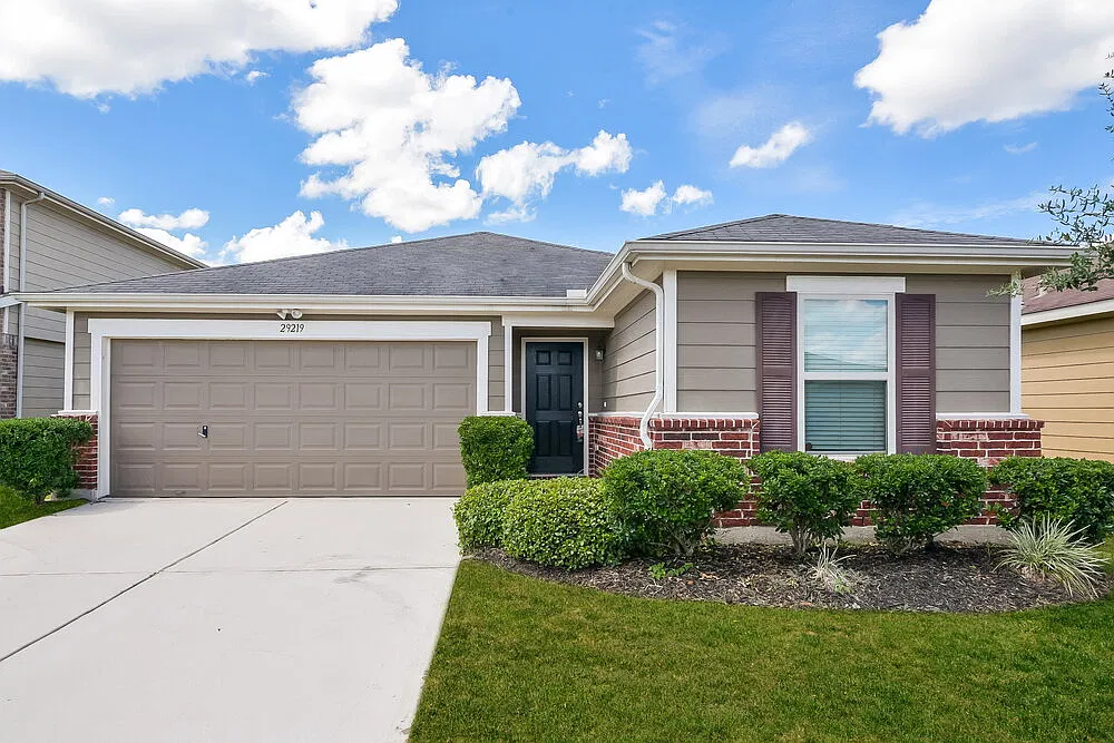 3 bed, 2.0 bath, 1659 sqft, $2,155 — Photo 1