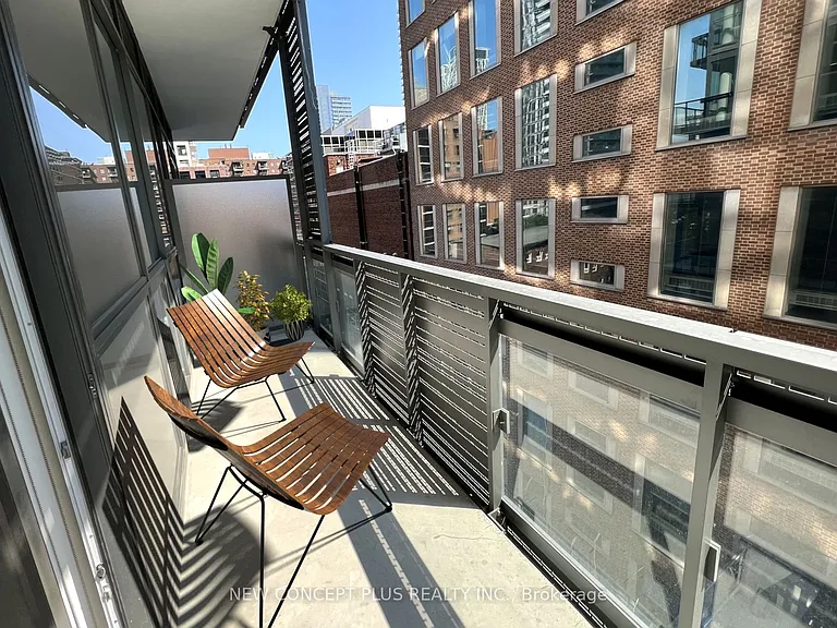 39 Roehampton Ave #404 — Photo 9