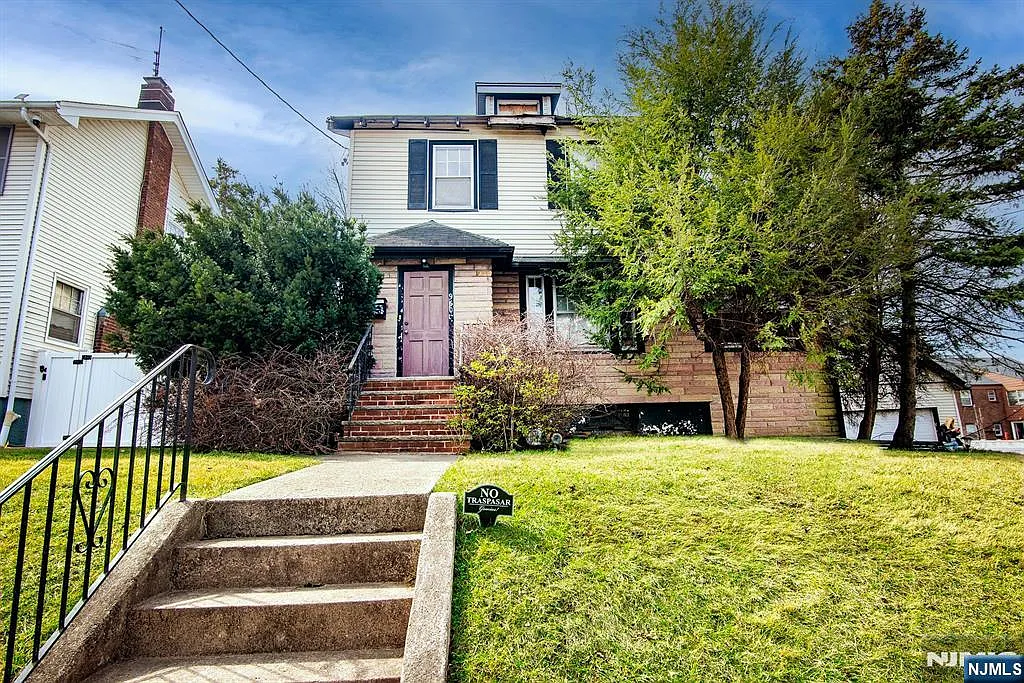 960 Maple Ave photo 1