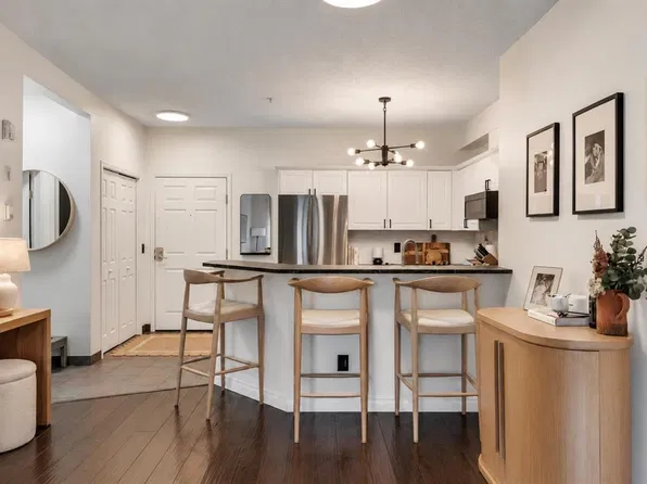 126 S 14th Ave SW #417, Calgary, AB T2R 0L9