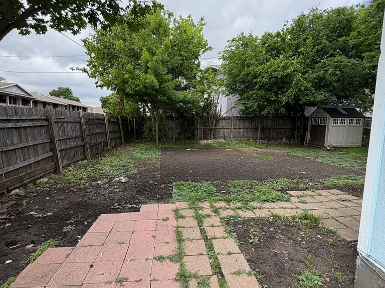 1227 W Ave E — Photo 8