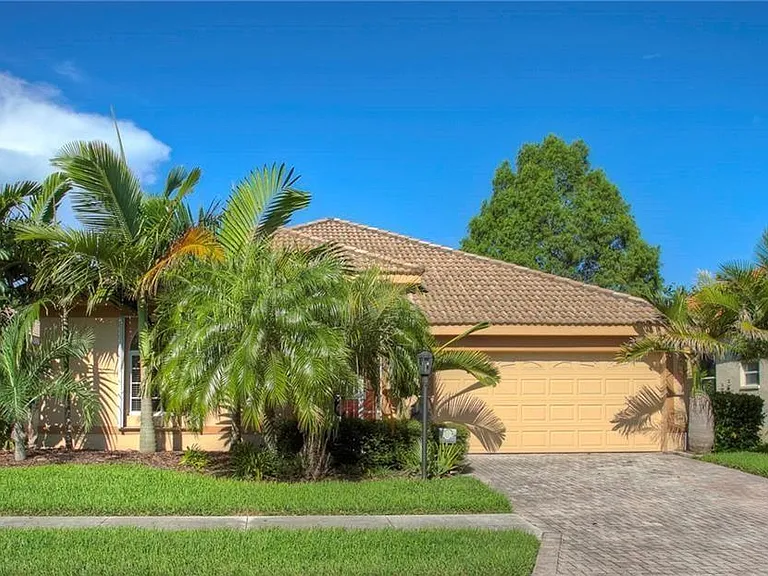7348 Stanhope Ct — Photo 1