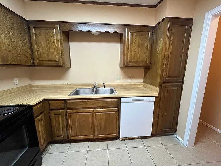 1402 W Lansing St — Photo 7