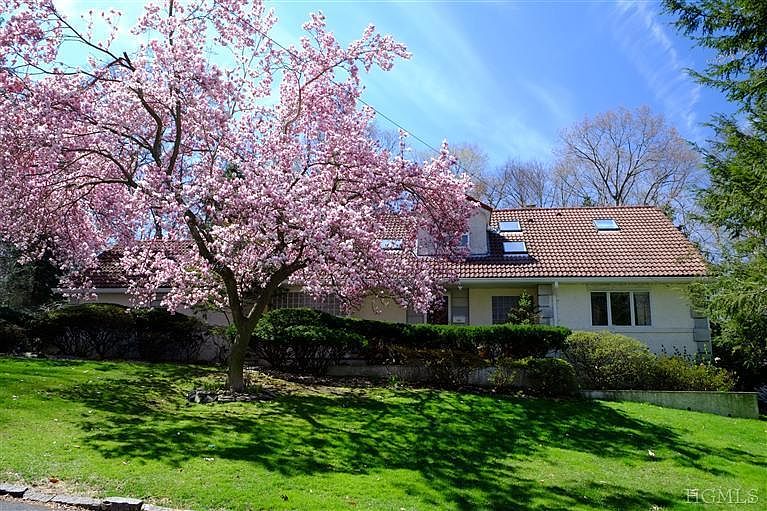 1st image of 10 Paxford Ln