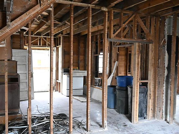 4th image of 704 Riverside Ave