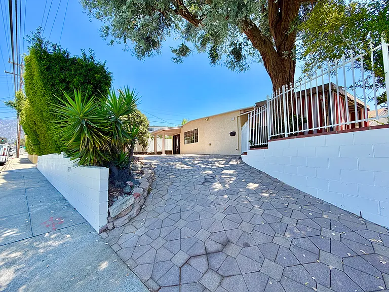 3774 La Crescenta Ave — Photo 36
