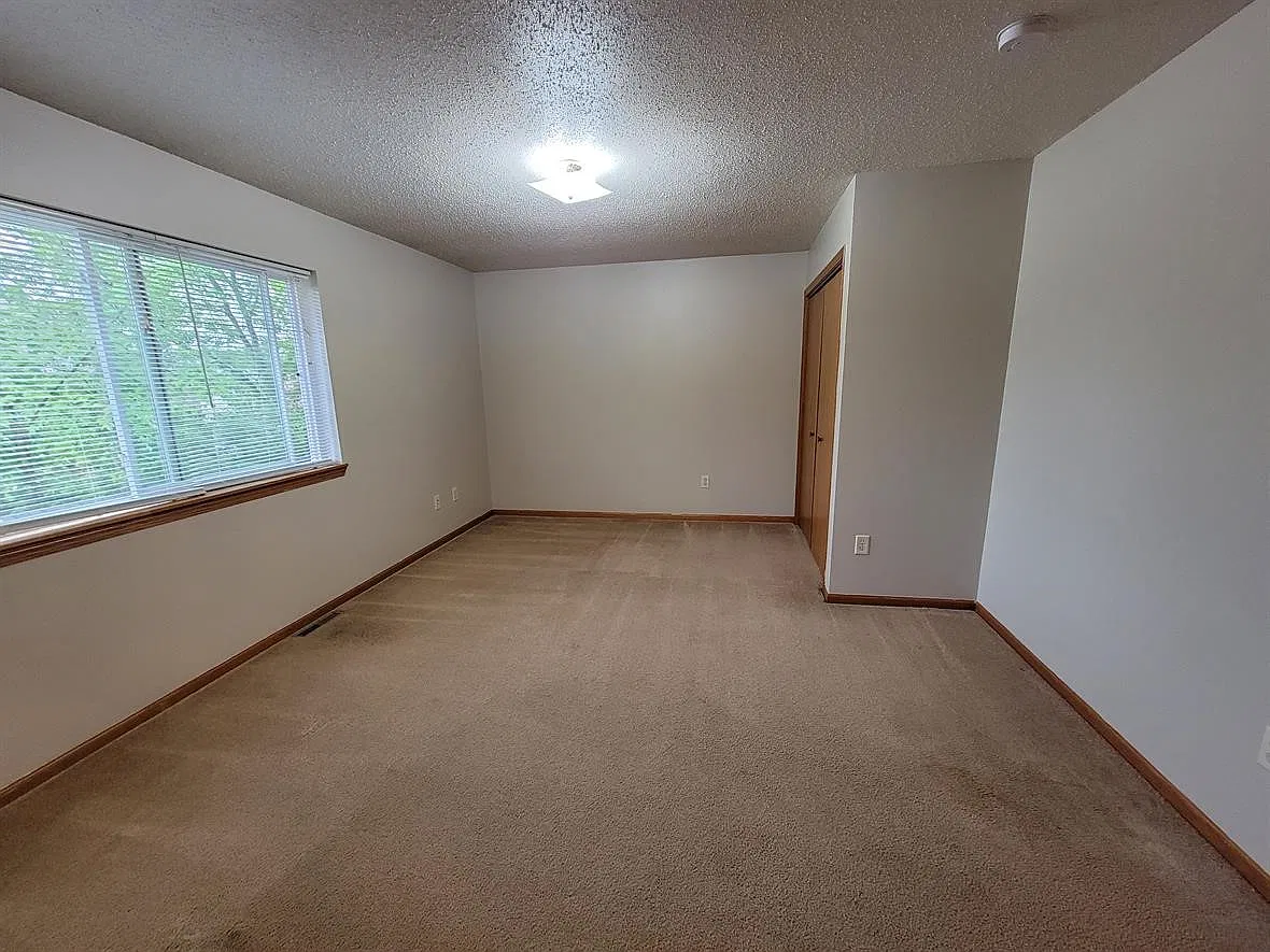 3 bed, 2.5 bath, $1,400 — Photo 2