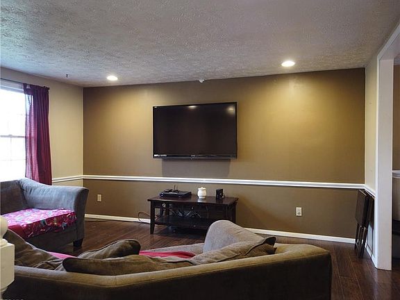 4th image of 825 Greenfield Dr