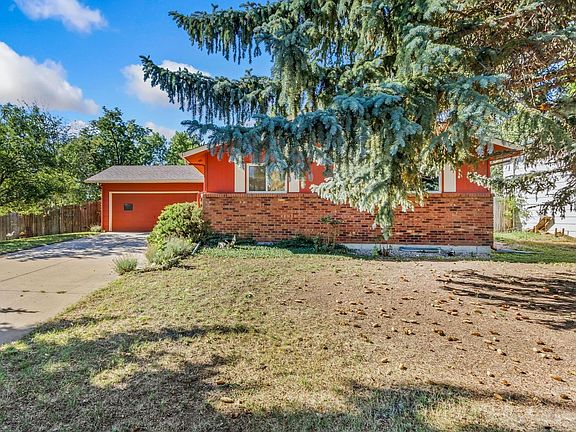 2nd image of 2901 Greentree Cir