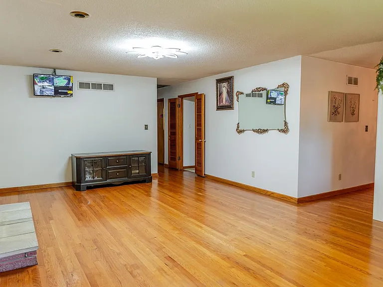 8020 Oakland Ave — Photo 6