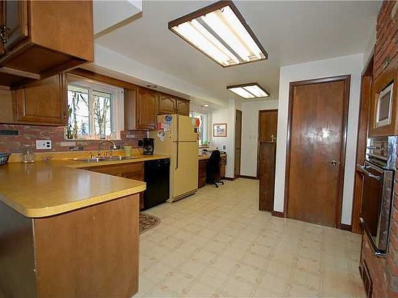 5th image of 1465 Birch Dr