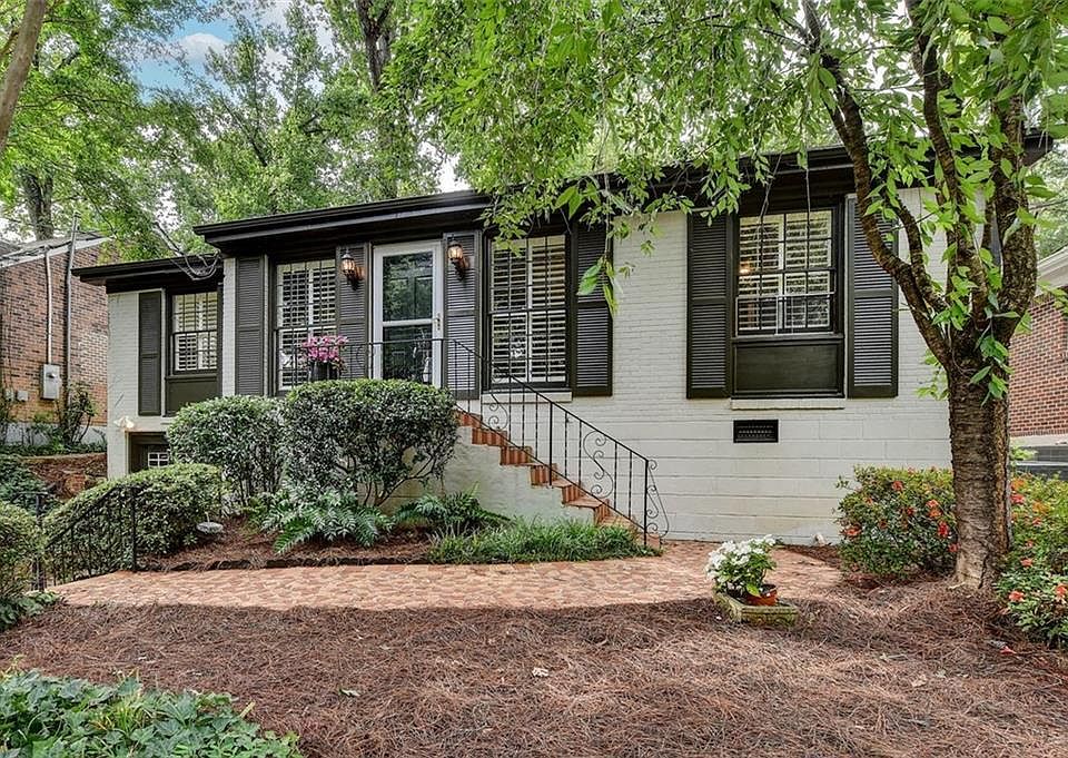 Charming 3 bed/2 bath in Chelsea Heights.