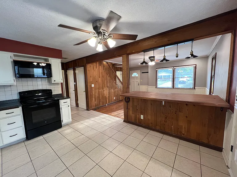 221 Henderson St — Photo 9