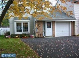 45 Green Woods Dr, Horsham, PA 19044