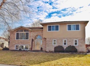 811 Winnebago Ct, Romeoville, IL 60446
